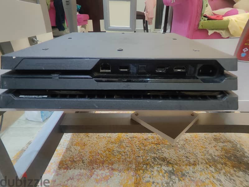 PS4 Pro 1TB + 2 Controllers 3