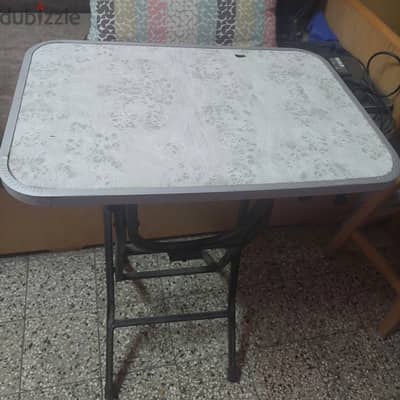 ترابيزة حديد صغيرة