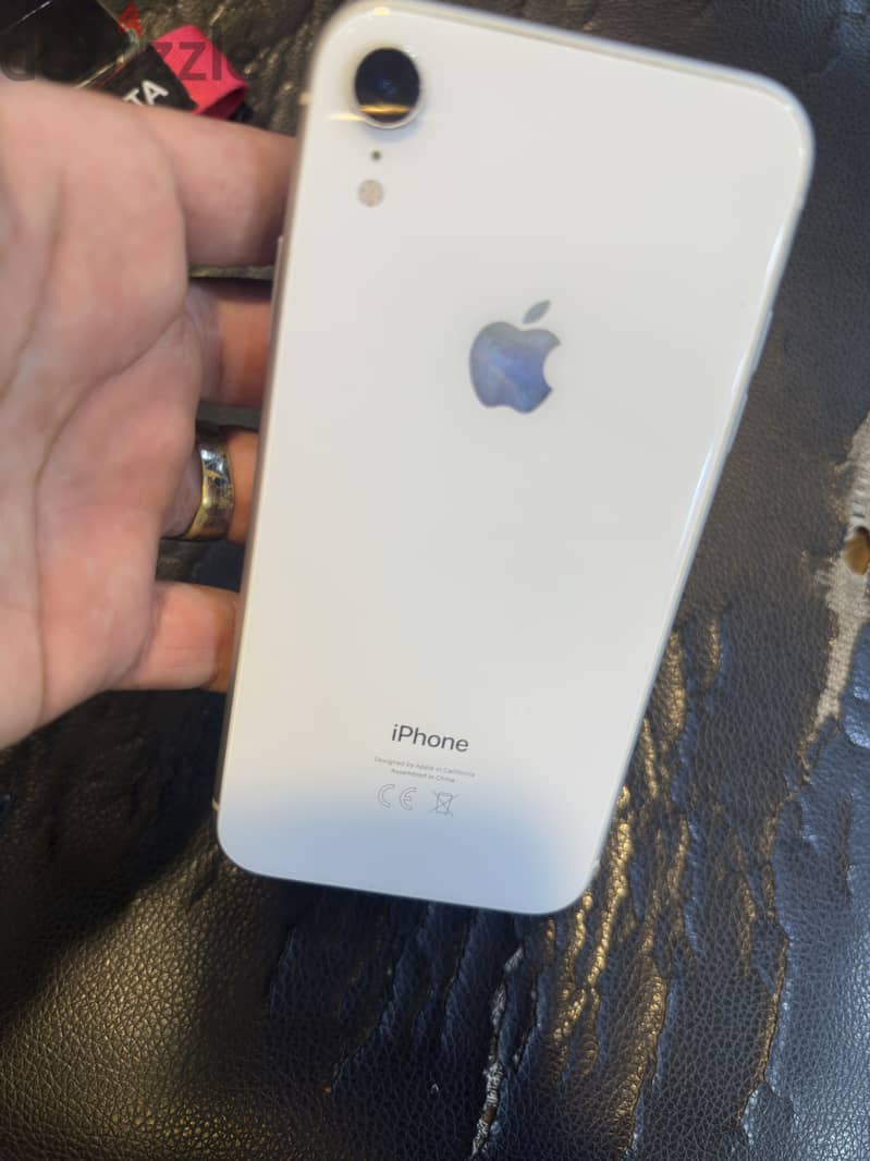 Apple - iPhone XR 4