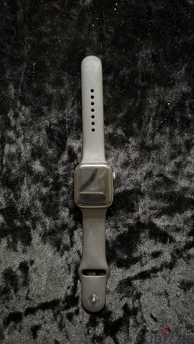 ساعه Apple Watch Series 4 بطاريه 87% حاله ممتازه يوجد معاها اسكرين
