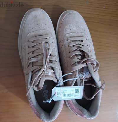 كوتشي مقاس 39 لونه بيج من leecooper KSA