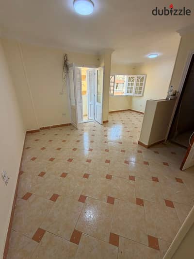 * Once in a lifetime opportunity! The cheapest apartment in October 6!... Opportunity... Opportunity... *  An opportunity that won't be repeated  140 meters
 Two rooms
 Reception 3 pieces
 Kitchen
 Bathroom
 Third floor  Suitable for housing and investment
 Practical division and excellent utilization of space  Neighborhood 2, block 6 - behind Umm Al-Mu'min School