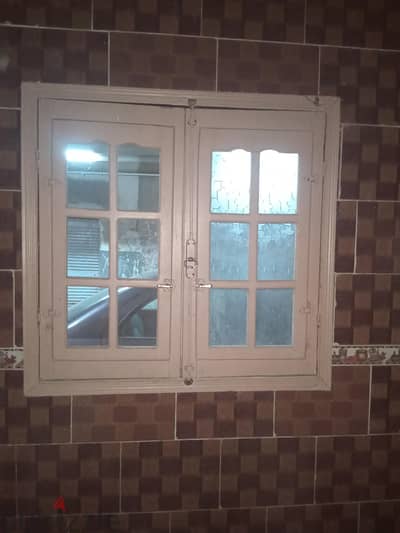 شباك خشب مستعمل بحالة جيدة – 100×100 سم شباك خشب مستعمل بحالة جيدة – 100×100 سم