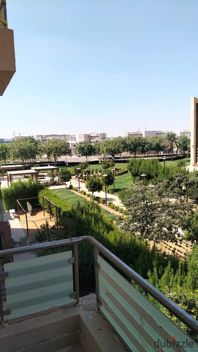  للإيجار | شقة مميزة في وصال فيوز  240م – الدور الثاني  أمام الجامعة البريطانية مباشرة  5 دقائق من مدينتي والتوين إير
