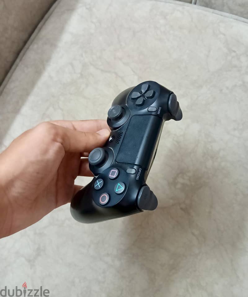 PS4 1 tera + ٣ العاب + دراع 2