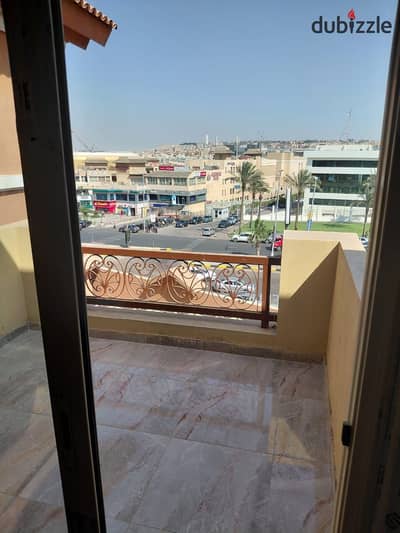 شقة  للايجار بكمبوند جرين٣ بالشيخ زايد دور ثالث  مساحه ١٨٠ م  ٣ غرف ٢ حمام  ريسبشن  مطبخ فقط  مطلوب ٣٥٠٠٠