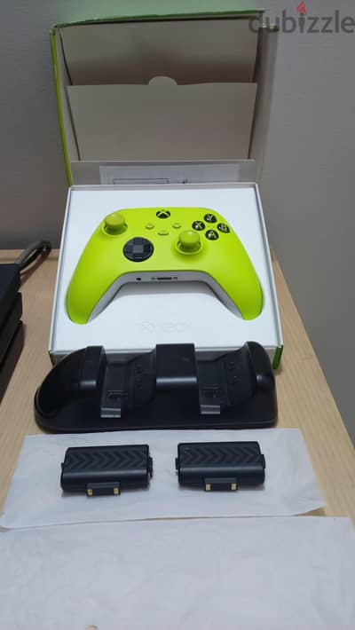 controller Xbox series+ شاحن و٢ بطاريه