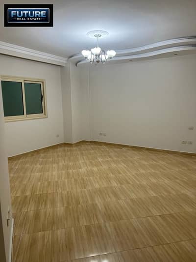 200 m apartment in the old third gate in the Pyramids Gardens, October