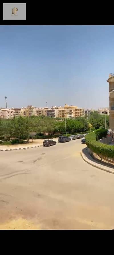 شقه للبيع فيو جاردن في مربع الجامعه الامريكيه  بتسهلات على سنة بالقرب من 90