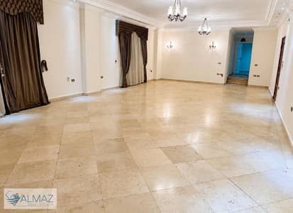 Unfurnished 400 sq m apartment for rent with kitchen and air conditioning in the 10th Neighborhood, First Settlement, near services.