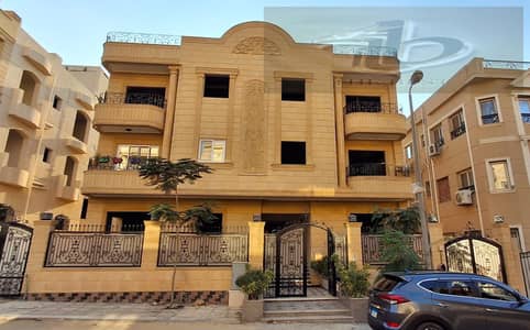 للبيع في جنوب الأكاديمية A – موقع مميز جدًا  1. دوبلكس أرضي + بيزمنت
