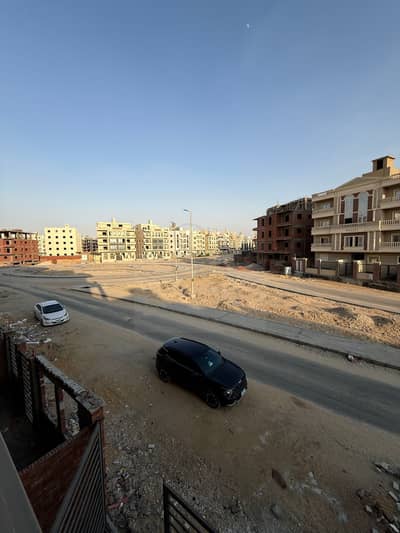 شقة ارضي ٢٠٠ متر مع جاردن ٩٠ متر فوري فيو مفتوح علي ميدان وحديقه في النرجس الجديده شارع مسفلت بجانب جميع المحاور