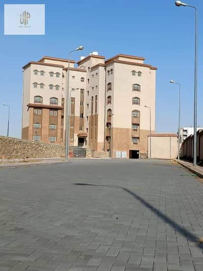 شقة للبيع في كمبوند دي مورا –بداخل الأندلس بالقرب من 90 و الهايد بارك و الامريكية