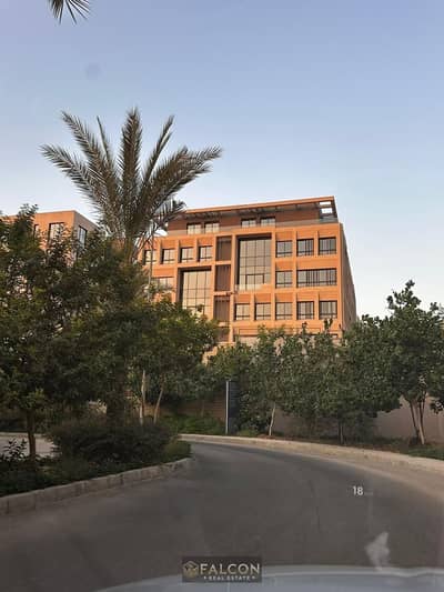 للبيع مكتب 101م ((استلام شهرين & مقدم 10% و قسط ع 5 سنين )) فـ كمبوند ديستريكت 5 التجمع الخامس District 5 عـ شارع التسعين بجوار الجامعة الامريكية