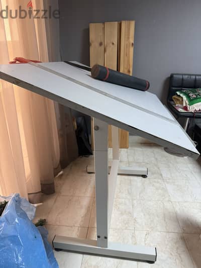 ترابيزة رسم هندسي ٨٠ في ١٢٠ حديد المسترة ٨٠ و الرول بتاع اللوح هدية