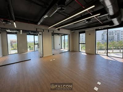 أهم موقع  فى التجمع الخامس على التسعين الجنوبي مباشرة بالقرب من الجامعة الأمريكية  Hyde Park Business District مول جاهز ومتسلم مكتب 70 متر
