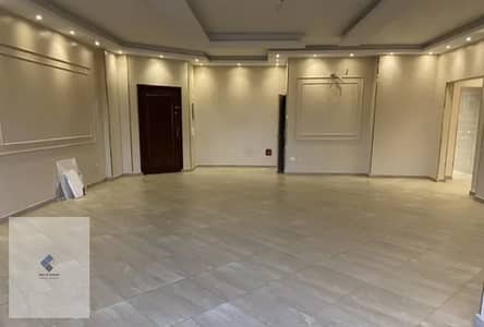 شقة للإيجار في كمبوند النخيل التجمع الأول لعشاق المساحات الكبيرة مساحة 320 متر دور ثاني بأسانسير وفيو بحري بالكامل غير مجروح على فيلات الميراج وتشطيب