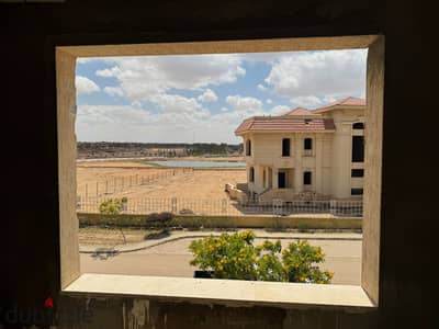 فيلا لقطة للبيع في كومبوند IVY  طريق القاهرة اسكندرية الصحراوي متشطبة