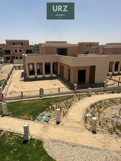 فيلا استاندالون مع private pool بالتقسيط علي 12 سنة وبخصم مميز مع فيو مفتوح علي lake  في بترفلاي علي طريق السويس امام الشروق وبجوار سراي
