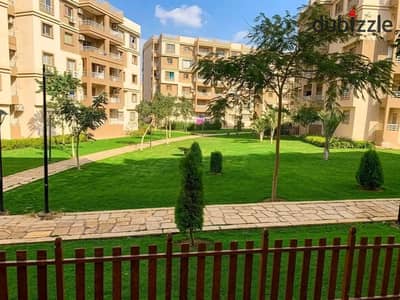 شقة بمدينتى للايجار ارضى بجنينه ٣نوم و٢حمام وايدجارن بالمطخ
