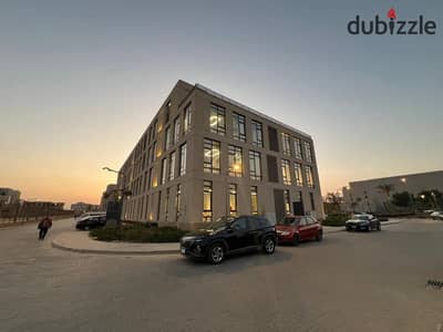 مساحة اداريه متميزة للايجار 130 م في ديستراكت 5  district 5 التجمع الخامس للشركات