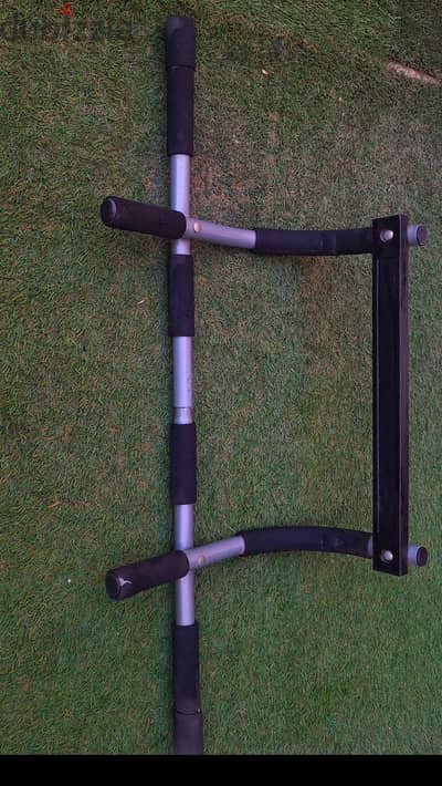 عقلة باب منزلية متعددة الاستخدامات (Doorway Pull-Up Bar)  بحالة ممتازه