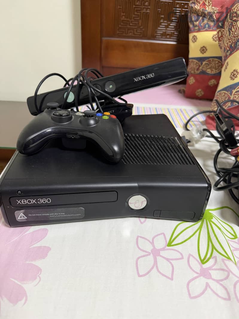 Xbox 360 for sale plus kinect 2 joystick 1