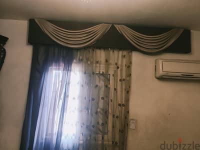 ستاره بني في دهبي بحاله جيده بلتكانه خشب حوالي 2مترستاره