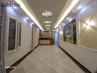 شقه بجوار دار الدفاع الجوي بشاطئ النخيل  العجمي خطوات قليلة من البحر تشطيب التـــــــــــرا لوكس