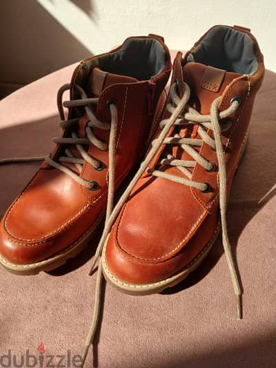 للبيع هاف بوت أطفال ماركة كلاركس (Clarks) الأصلية 100%.