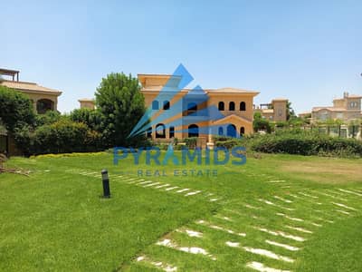 Standalone villa, 555 sqm buildings and large land for sale in Madinaty without finishing in the best locations