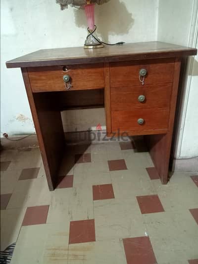 مكتب صغير للمذاكره عشان يبان عشان ما حدش