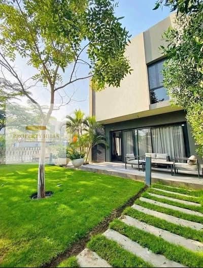 Last corner villa at a big discount in Al Burouj Compound in New Cairo with a view of green spaces with a large garden area