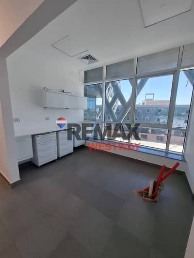 عياده للايجار متشطبه بالتكيفيات 4 غرف علي المحور مباشره امام مول العرب A clinic for rent written off with adaptations that fixes all medical specialties on the axis