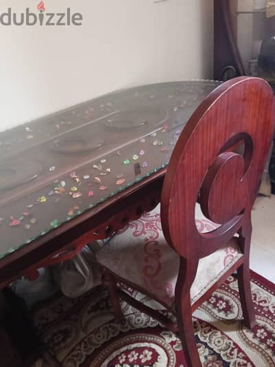 سفرة  و8 كراسي حالة ممتازة و بوفية شيك