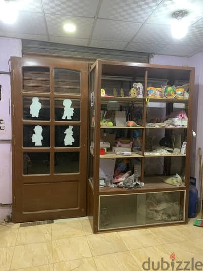 باب خشب وبترينه عرض زجاج ومساحة عرض كبيره