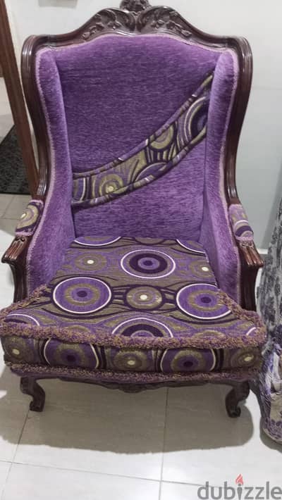 صالون عبارة عن كنبة و4كرسى