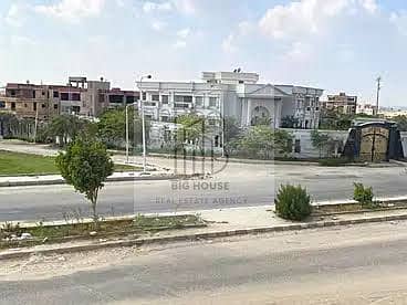 شقه مميزه جدا للبيع بالقسط داخل كمبوند بالعبور القديمه الحي الترفيهي بالقرب من محور العبور الرئيسي وجامعه بنها ونادي العبور وجهاز مدينه العبور كمبوند كامل الخدمات تم بدأ الإنشاءات علي ارض الواقع