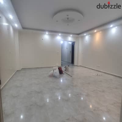 For rent in Al-Khamail Compound, phase three, ground floor with a garden, 3 rooms + 3 bathrooms with a master bedroom, dressing room, and bathroom just steps away from the main gate and the axis and services. A prime location.