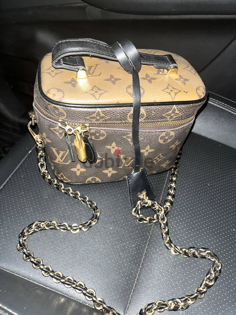 Louis Vuitton crosses back 3