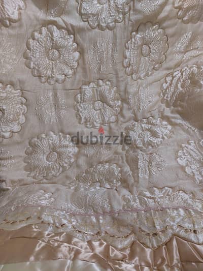 درابيه عروسه جديده مش مستعمله لونها  دهبي بمشتملاتها