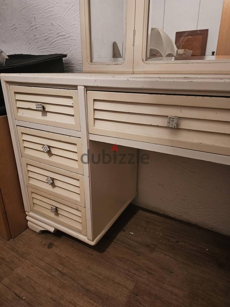 Dresser 1