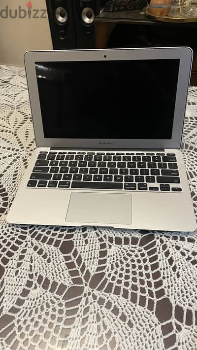 MacBook Air 11-inch Early 2015 i5 / 4GB / SSD