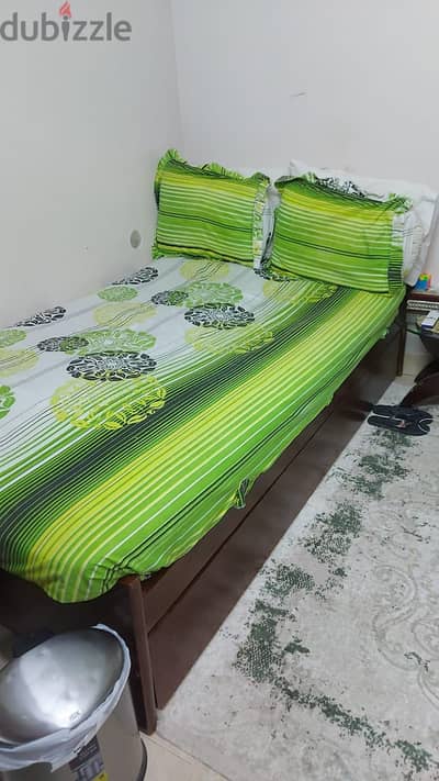 سرير خشب