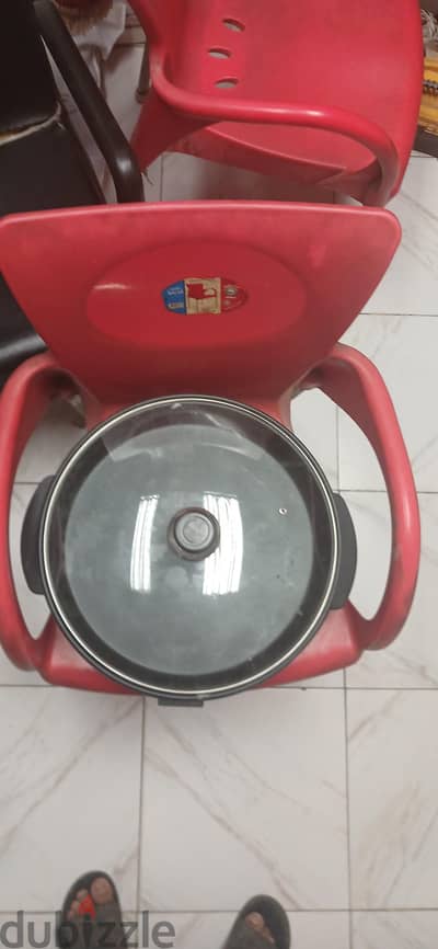 طاسة كهربائية (Electric Skillet) أو مقلاة كهربائية بغطاء زجاجي.