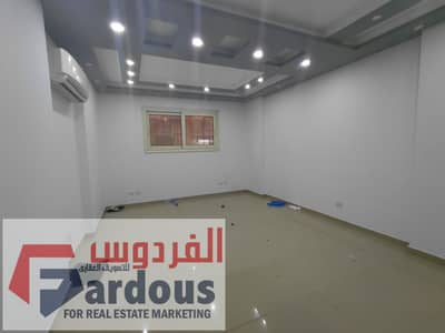 للايجار وحده اداريه دور ارضى  مساحه 110 متر الابراهيميه على الترام عماره جديده لجميع الاغراض