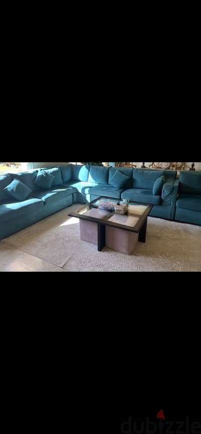 كنب حرف L بحاله ممتازه معاه ترابيزه و ٤ بف و ٢ باجير