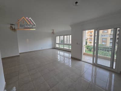 200 meter apartment for rent new law in Madinaty in the b11 group 112 wide garden view explicit