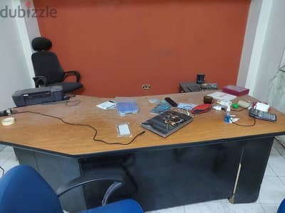 مكتب مدير كبير بوحدة ادراج ووحده جانبية وطقم انتريه جلد محتاج تنجيد