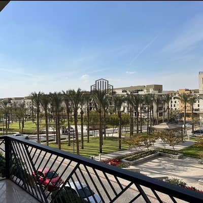 شقة للبيع مميزة الموقع في sodic east town تشطيب كامل بالتكيفات واستلام فوري فيو مفتوح